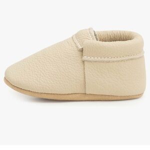 Bird Rock Fringeless Baby Moccasins, size 4
